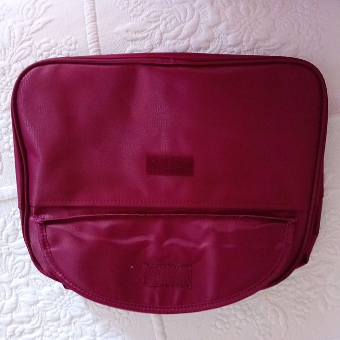 Нова чанта за лаптоп и училищни извънкласни форми.