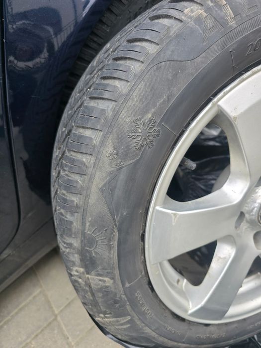 Vând set de 4 cauciucuri + cadou Genti