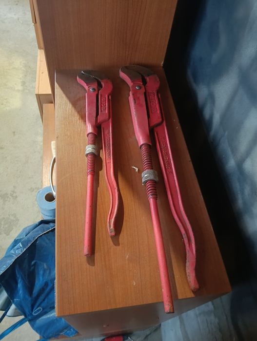 Vând ce se vede in poze 
Clește mic 150 de lei
Clește mare 200 de lei