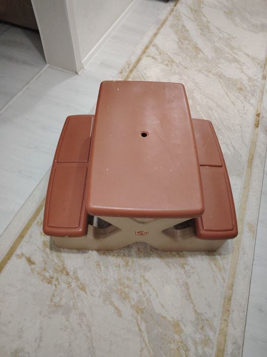 Стол. Для учёбы или кормления