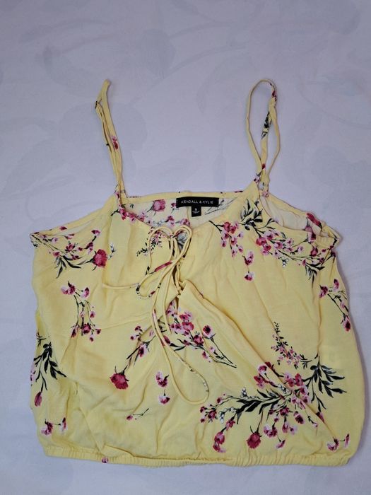 Жълт топ на цветя