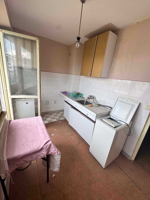 Продава се гарсониера с площ 44 кв.м. в панелен блок, ж.к. "Изток", близо до "Енергото" - снимка 3