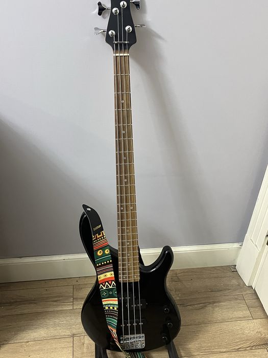 продам бас гитару YMAHA