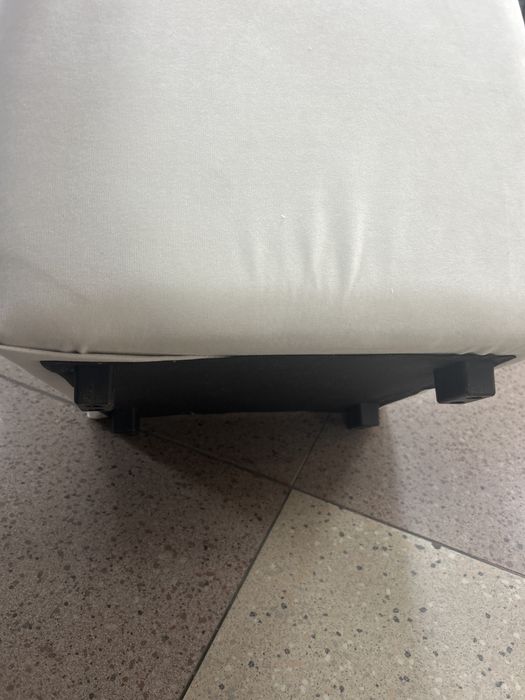 Пуфик в бежевом цвете новый