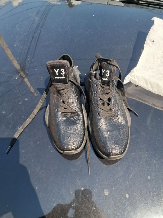 Vând 2 perechi de adidași puma și y3