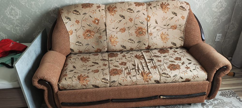 Продам диван в нормальном состоянии