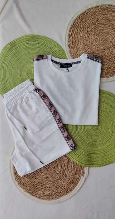 Дамски комплектиКъси панталони Налични размери C, M, L, XL. Памучна материя и достъпни цени.
