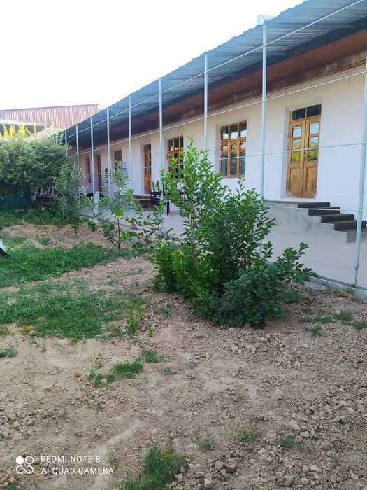 Uy sotiladi fayzli hovli srochna 5 xona oshxona 2ta tuvalet 2 ta homom