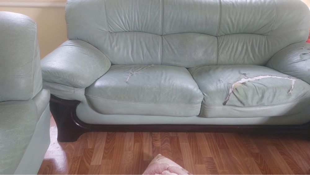 Продам кожаный диван с креслом