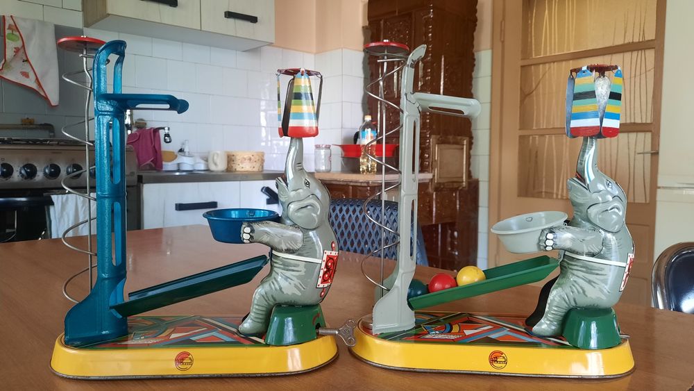 Elefant jongleur jucarie veche romaneasca Metaloglobus tabla colectie