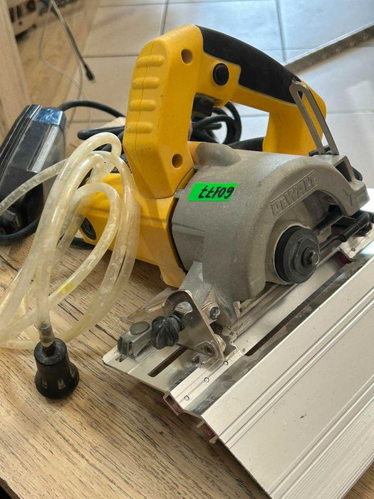 Ръчен циркуляр за рязане на плочки DeWALT DWC410