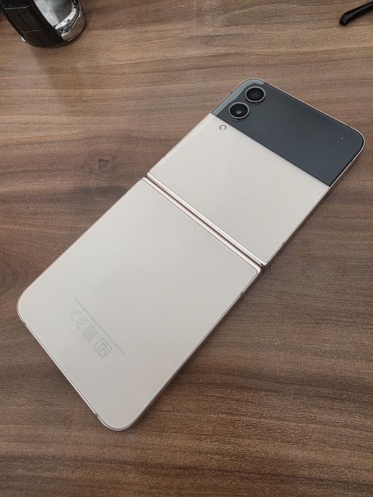 Samsung galaxy flip 4