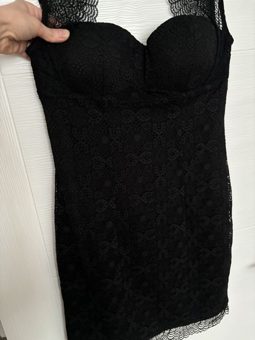 малка черна рокля Guess