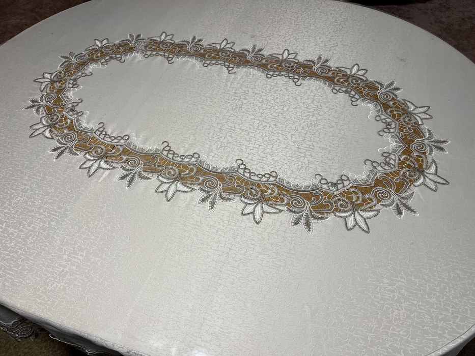 Продавам масивна трапезна маса