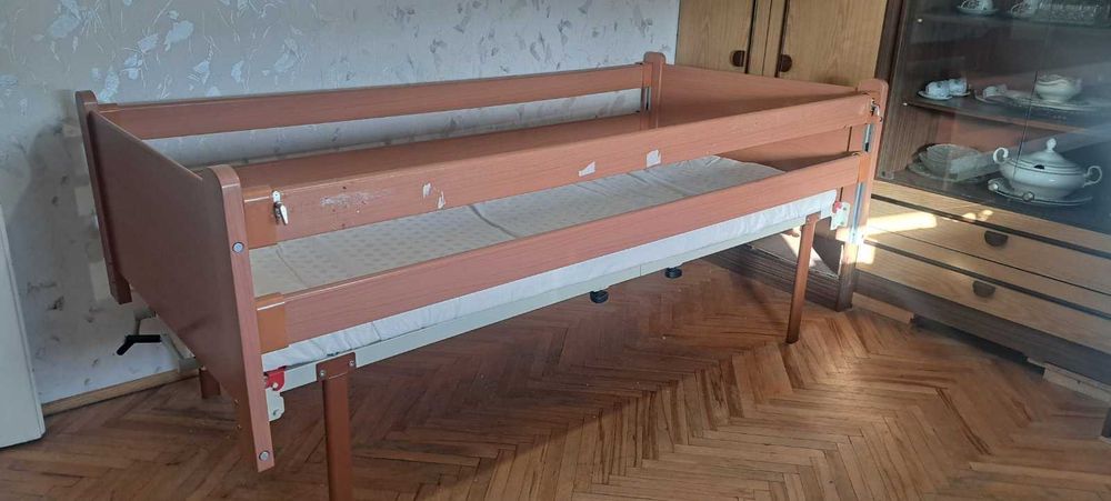 Механично болнично легло