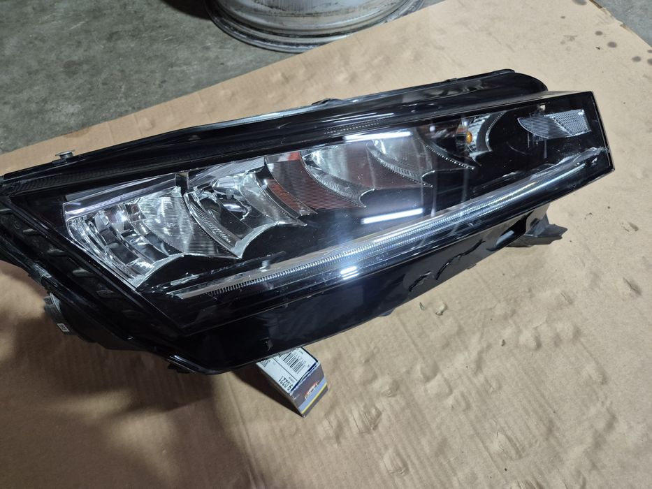 Десен фар SKODA Octavia IV full led 5E4 941 016 Шкода Октавия