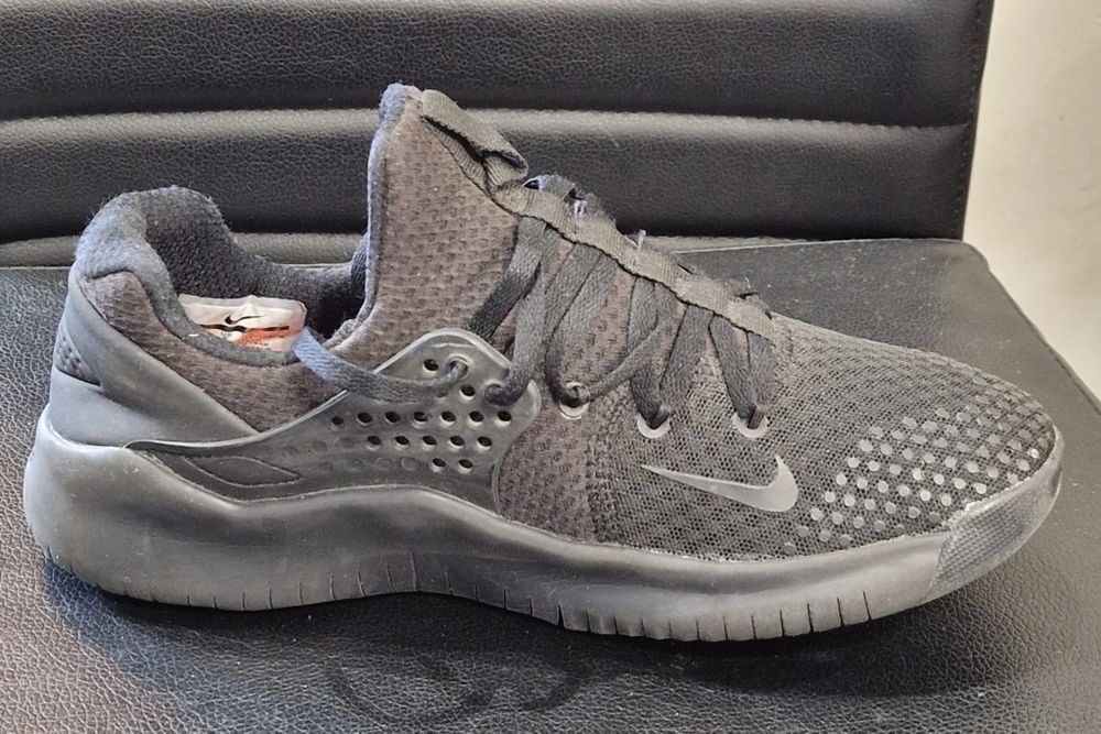 Vând adidasi nike