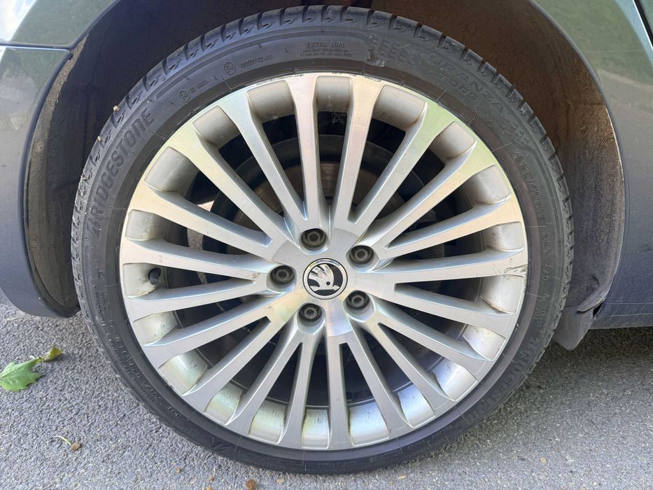 Skoda Superb Combi 4x4  ГАРАЖНА