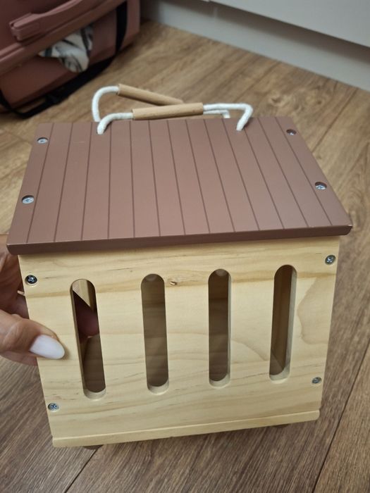 Set casuta de lemn cu catelus de plus