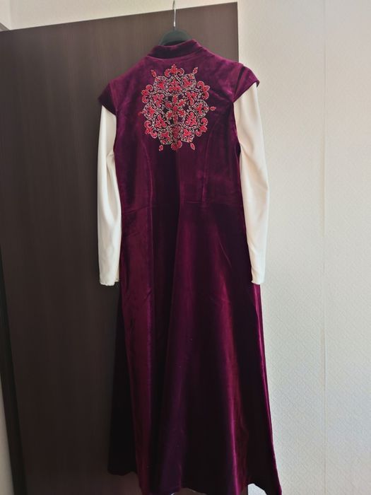 Продам новый  камзол с  платьем .