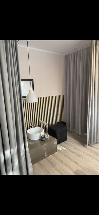 Podium pedichiura -fara accesorii, cu zona pentru chiuveta, priza -400 lei dimensiuni 180/90/32