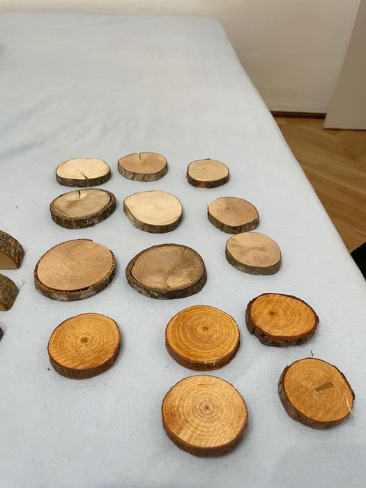 Vând 12 suporturi pentru numere masă și 12 suporturi lumânări