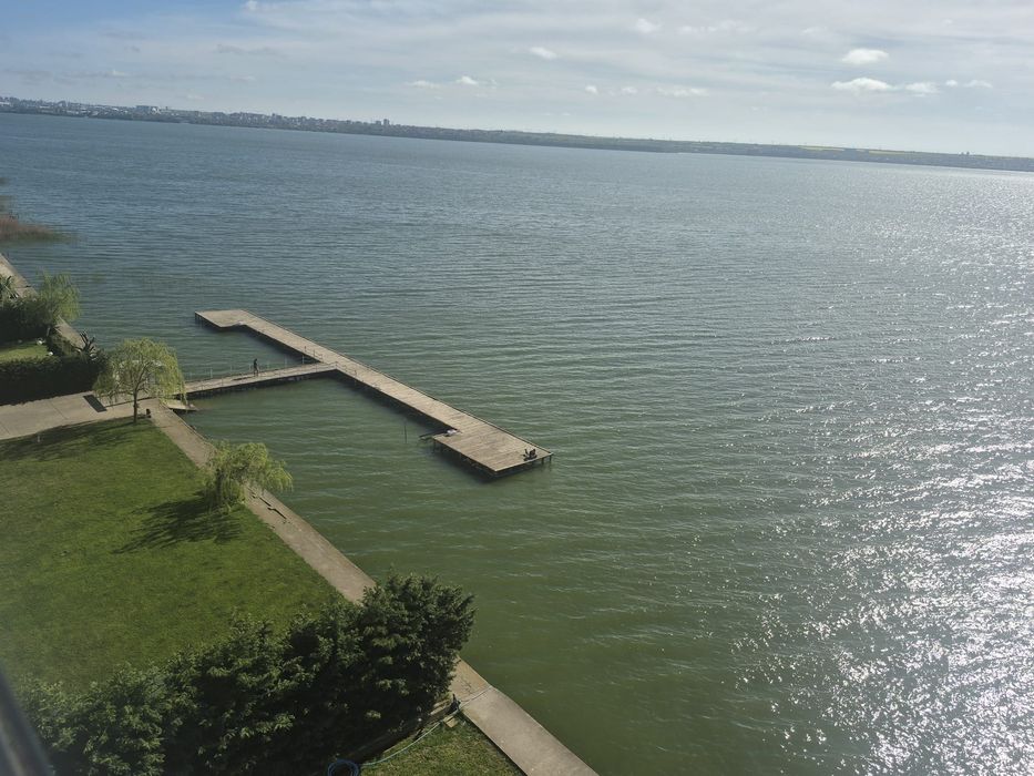 Apartment de inchiriat pe termen lung / zona Butoaie, vedere bilaterală lac / mare