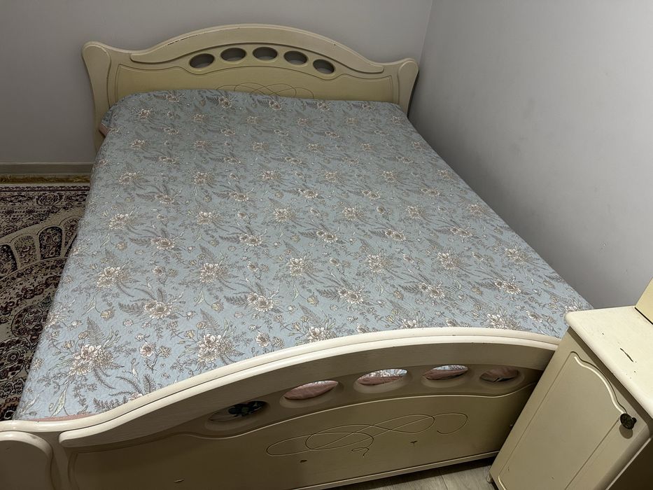 Двуспальная кровать