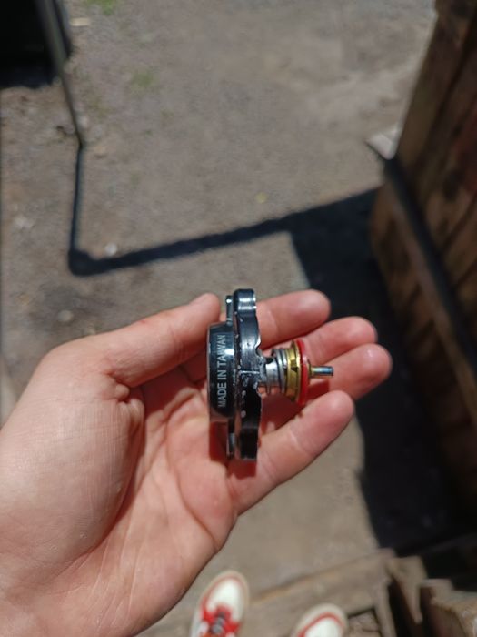 Vând bușon radiator cu termostat nou nout