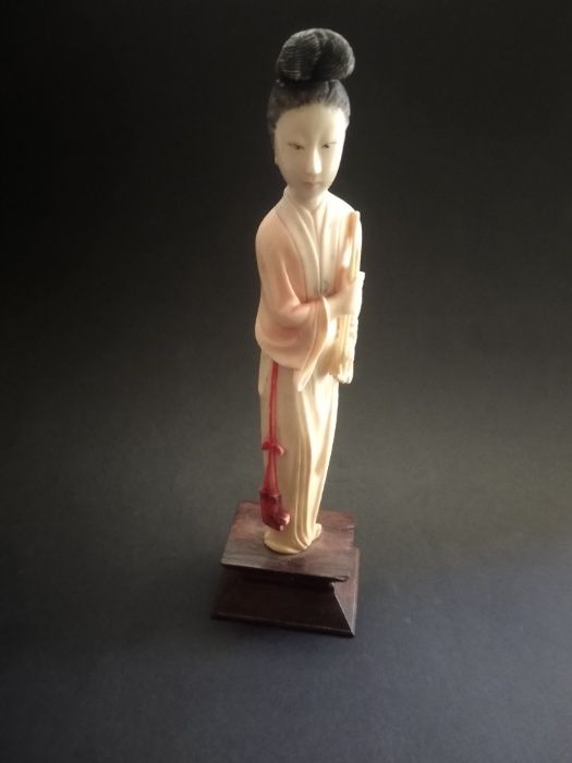 Старинная статуэтка из натуральной слоновой кости