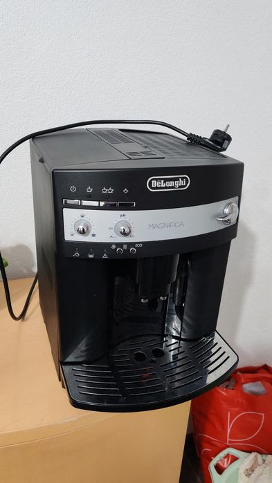 Vand aparate de cafea DeLonghi Magnifica S ,M, Philips