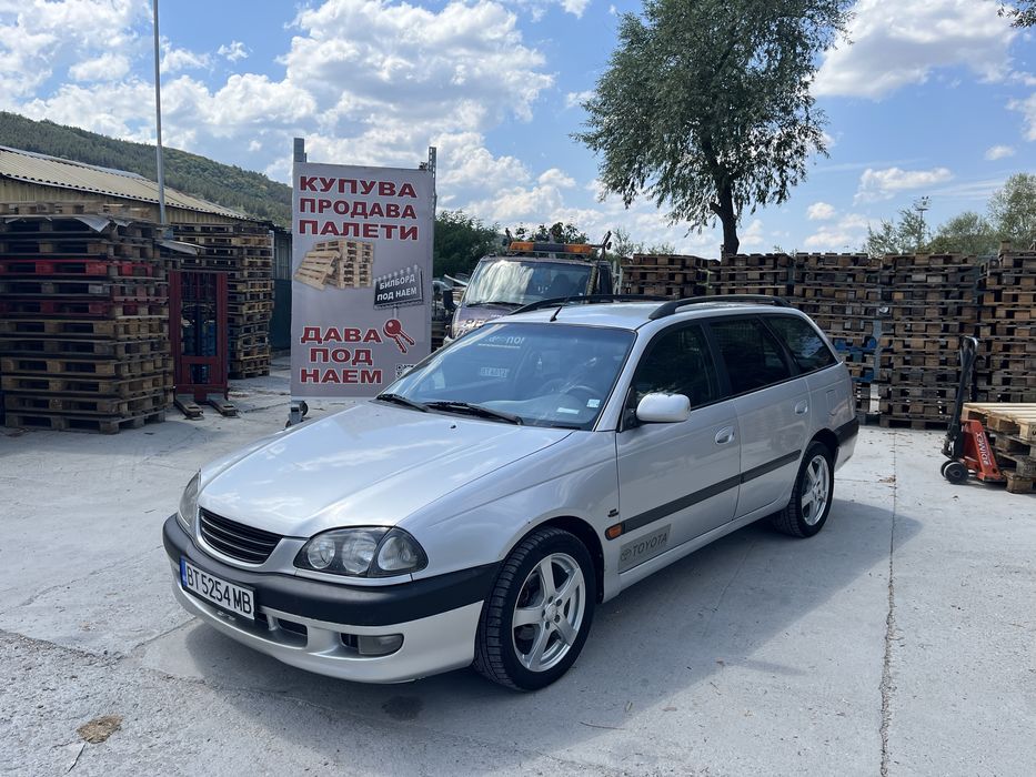 Toyota avensis цала за части или за ремонт