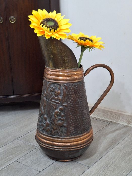 Голяма ръчно кована медна ваза