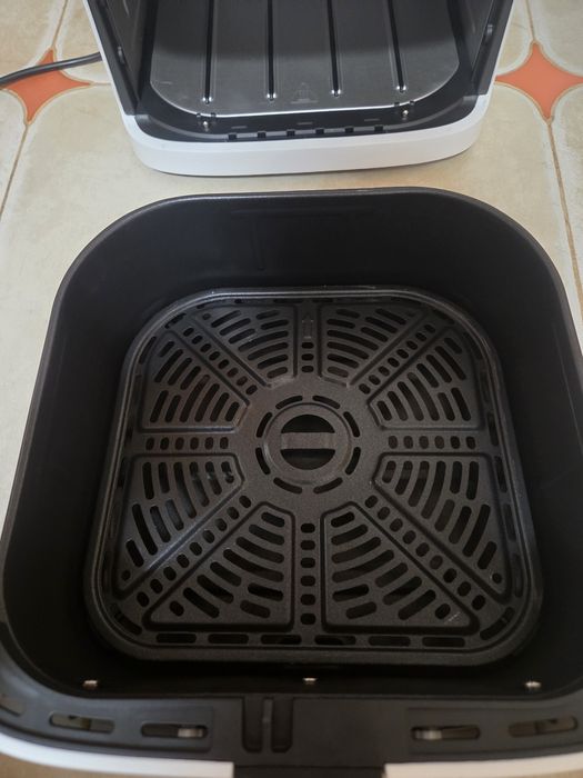 Чисто нов AIRFRYER Cosori Premium Air Fryer (модел CP158-AF) в бял цвят, с капацитет 5.5 литра и мощност 1700W