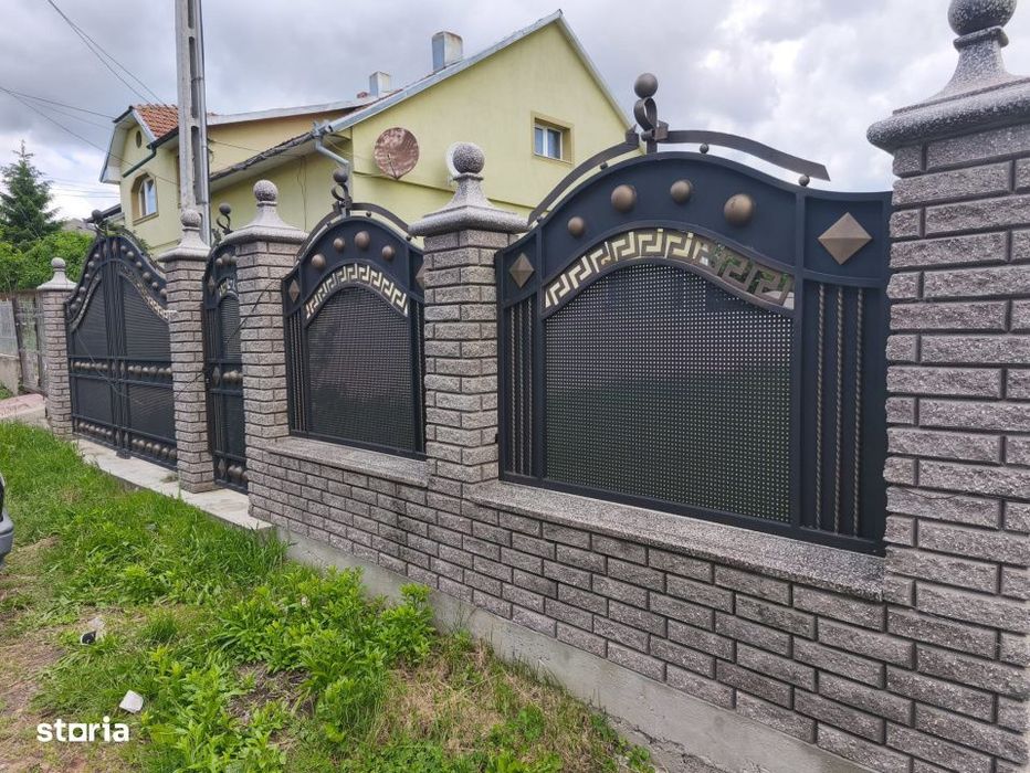 Duplex la rosu, 4400 mp teren, Siret