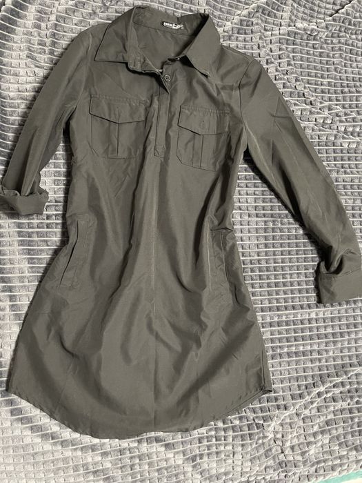 Рокля риза, черна с джобове