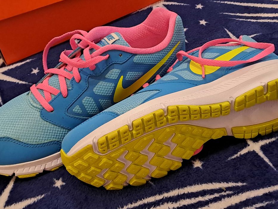 Adidasi Nike originali, noi, cu eticheta, 38,5, reducere pt 2 perechi