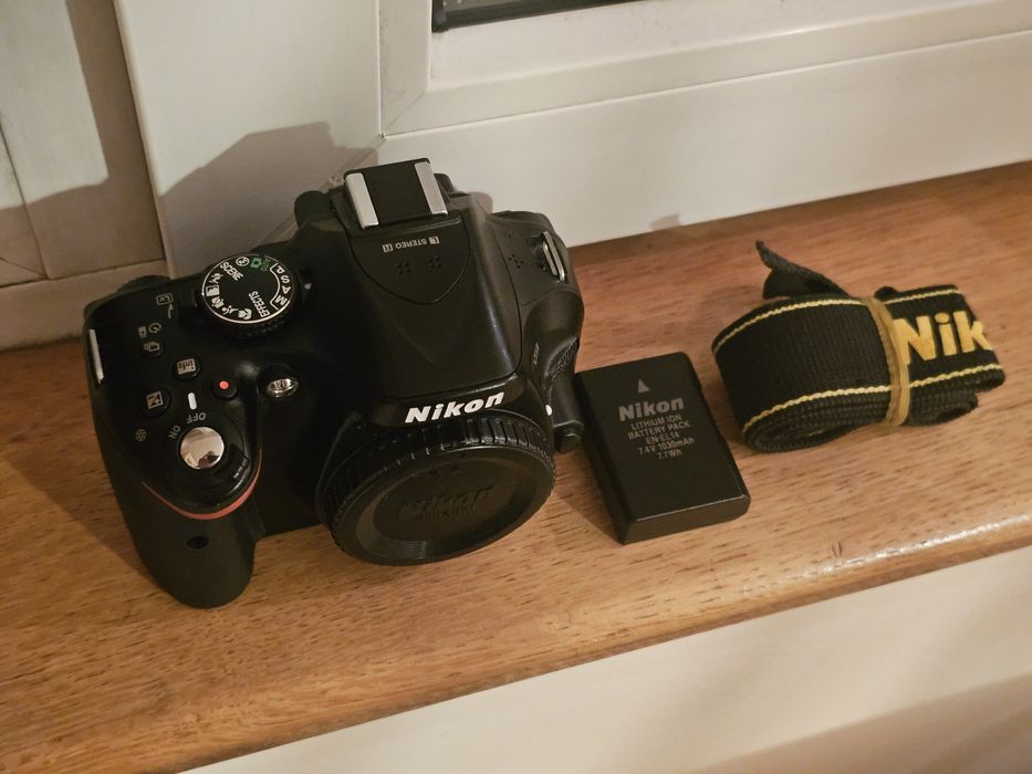 Nikon D5200 ca nou, cu accesorii (preț fix)