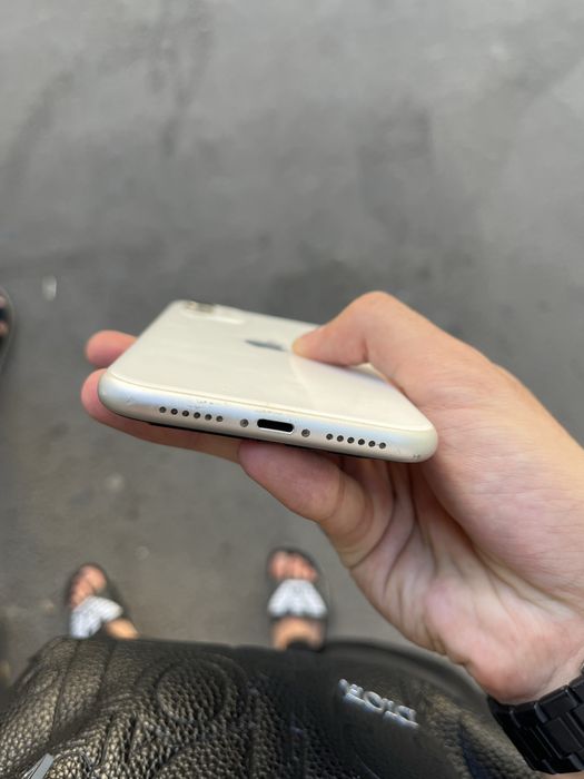 iPhone 11 белыйй