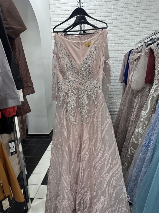 Новые платья продаются