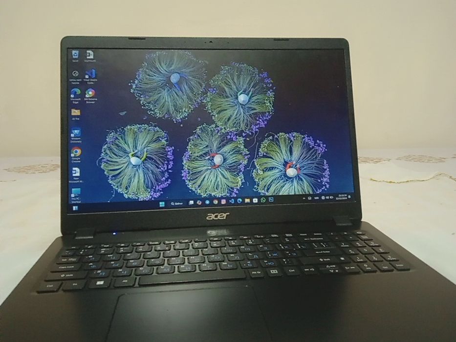 Noutbook qotmay ishlaydi, RAM 8GB, SSD 256GB,