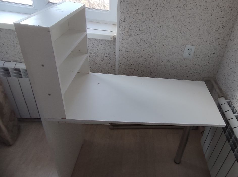 Продаю маникюрный стол