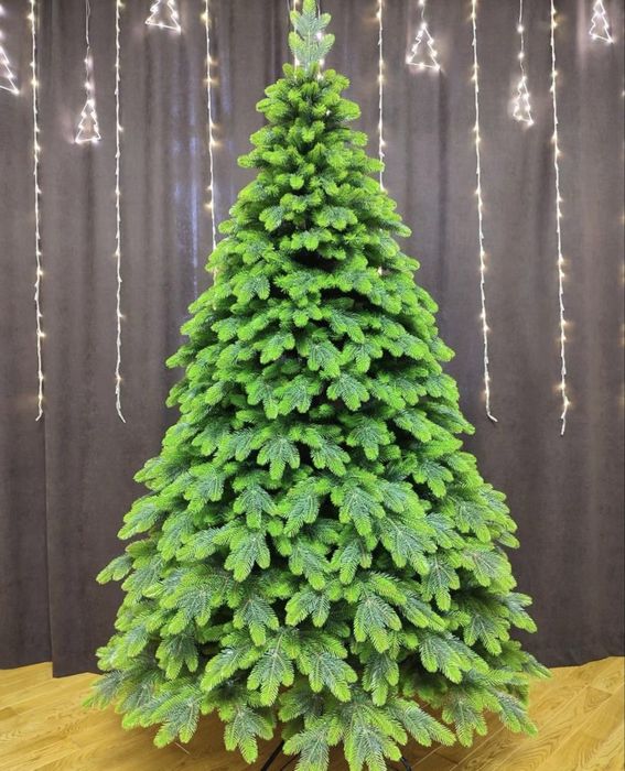 Пышная ель , зеленые,снежные,шырша