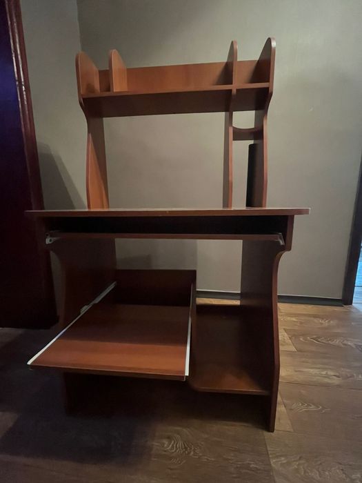 Продам стол компьютерный