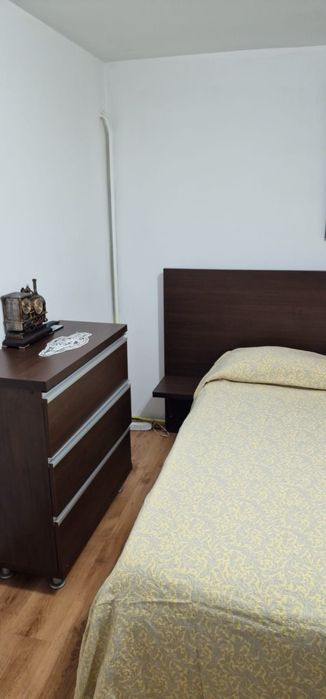 Închiriez apartament 4 camere  - Zona Confecții