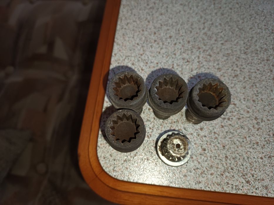 Секретни болтове оригинални за 50лв.