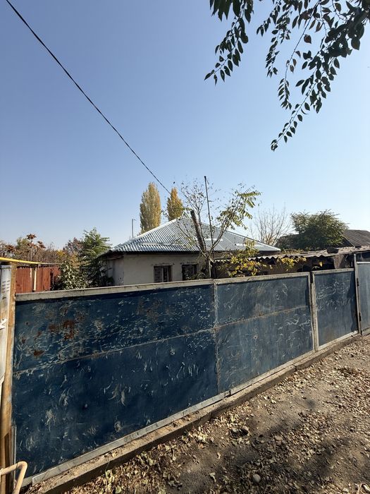 Дом с участок вдоль дороги