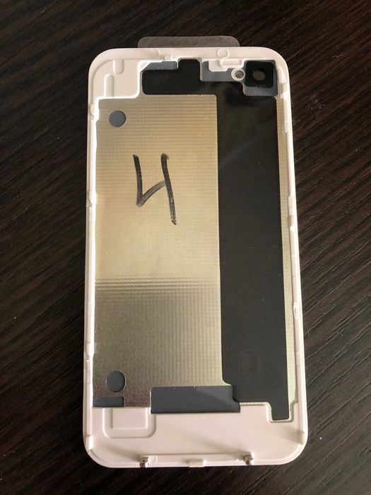 Крышка на Айфон-4  новая.цвет белый!