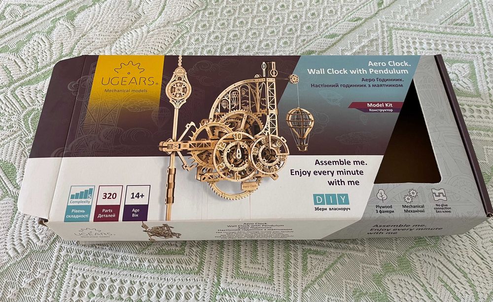 Ceas de perete mecanic din lemn cu pendul: UGEARS Aero Clock