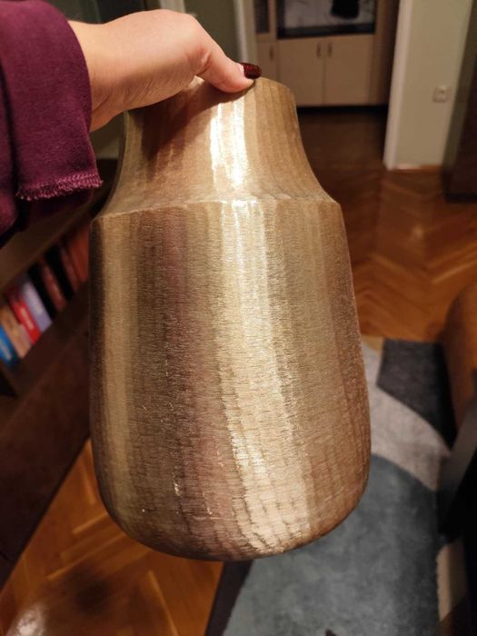 Голяма алуминиева ваза с модерен дизайн